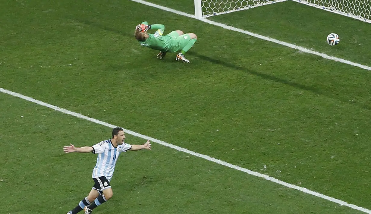 Maxi Rodriguez, berlari usai mencetak gol kemenangan Argentina atas Belanda 4-2 (0-0) di semifinal Piala Dunia 2014, di Stadion Corinthians, Sao Paolo, (10/7/2014). (REUTERS/Paulo Whitaker)