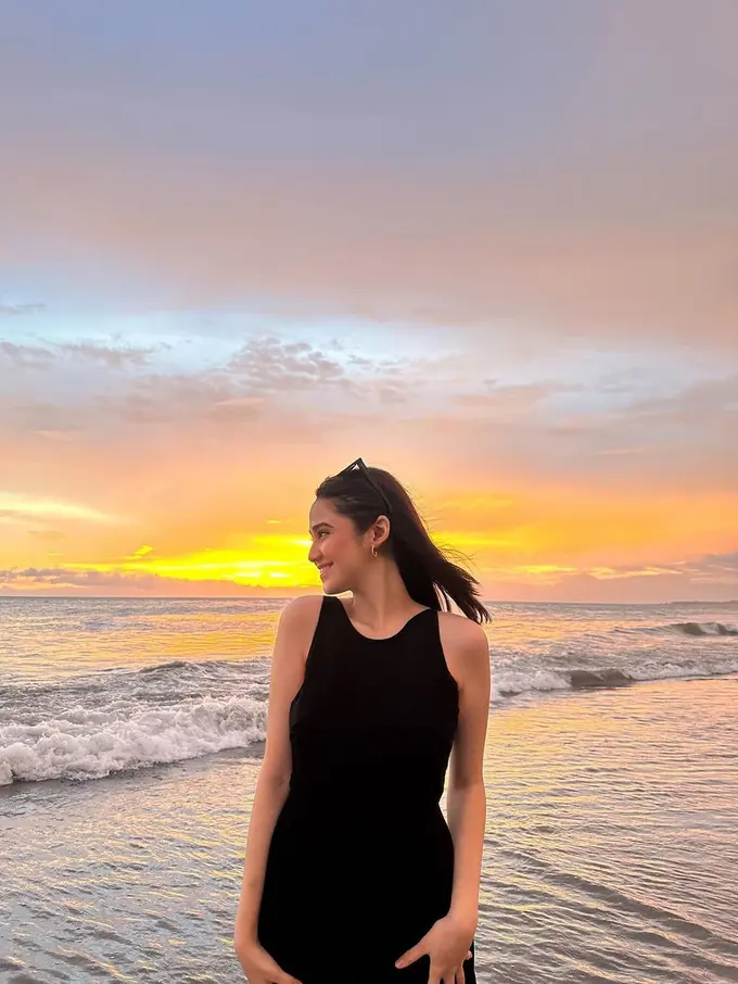 Syifa Hadju di pantai (Instagram/syifahadju)