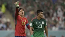 Guillermo Ochoa. Kiper Timnas Meksiko yang baru saja bergabung dengan Salernitana pada bursa transfer musim dingin 2022/2023 ini kini telah menginjak usia 37 tahun. Namun posisinya bersama Timnas Meskiko masih tak tergantikan sejak menjalani debut pada 14 Desember 2005. Hingga kini ia telah mengoleksi 134 caps dengan torehan 57 kali clean sheet dan kebobolan 136 gol. (AFP/Juan Mabromata)