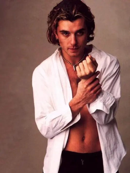 Gavin Rossdale miliki 3 anak dari Gwen Stefani dan satu orang dari Pearl Lowe.  Gavin sendiri sudah terkenal keren banget sejak muda, loh! (pinterest)