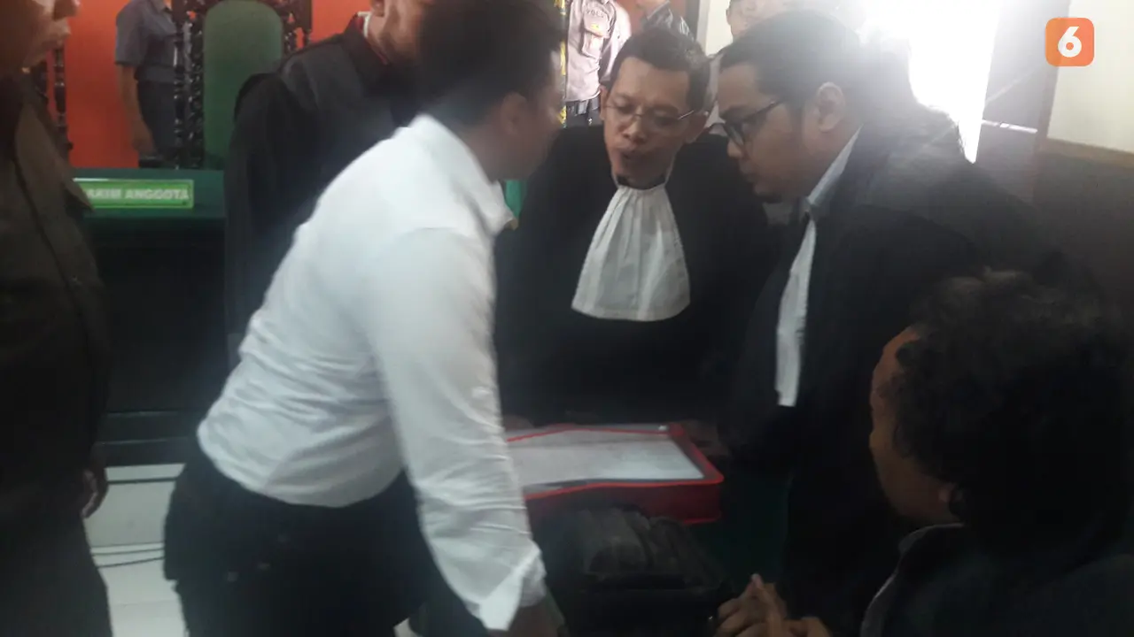 Budi Pego meminta peritmbangan tim kausa hukumnya setelah dijatuhi hukuman 10 bulan penjara di Pengadilan Negeri Banyuwangi tahun 2017 lalu (Hermawan Arifianto/Liputan6.com)