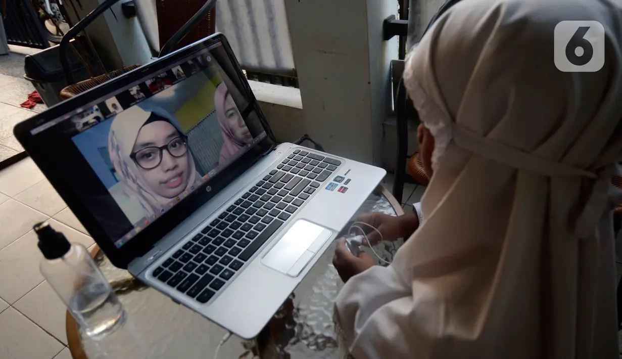 Fatma Azaidah, Kelas 2 SDIT As Salamah sedang mengikuti pembelajaran zoom atau online hari pertama masuk ajaran baru 2020/2021 di rumah di kawasan Pondok Benda, Pamulang, Tangerang Selatan, Banten, Senin (13/7/2020). (merdeka.com/Dwi Narwoko)