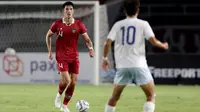 Pemain Timnas Indonesia U-23, Elkan Baggott, menguasai bola saat melawan Chinese Taipei U-23 dalam pertandingan Grup K Kualifikasi Piala Asia U-23 2024 di Stadion Manahan, Solo, Sabtu (9/9/2023). (Bola.com/Arief Bagus)