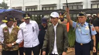 Presiden Jokowi kembali meninjau desa-desa di Kecamatan Sukajaya, Bogor, Jawa Barat, Senin (3/2/2020). Kecamatan tersebut merupakan kawasan terdampak banjir bandang dan longsor pada awal tahun 2020. (Genantan Saputra/Merdeka.com)