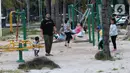 Pengunjung bersama anak-anak menikmati suasana pantai di Taman Impian Jaya Ancol, Jakarta, Kamis (29/10/2020). Libur panjang di masa pemberlakuan PSBB transisi Jakarta dimanfaatkan warga untuk mengunjungi lokasi-lokasi wiisata. (Liputan6.com/Helmi Fithriansyah)