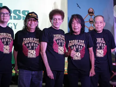 Grup musik rock legendaris Indonesia, God Bless meluncurkan album terbarunya bertajuk ‘Anthology 50th Anniversary’ di Jakarta, Selasa (21/6/2023). ‘Anthology' berisi 11 lagu terbaik serta satu komposisi instrumental medley yang berasal dari enam album selama 50 tahun karier God Bless di dunia musik. (Liputan6.com/Faizal Fanani)