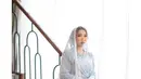 Kiky Saputri nampak cantik dalam balutan abaya bernuansa biru muda [instagram/e_studiosphoto]