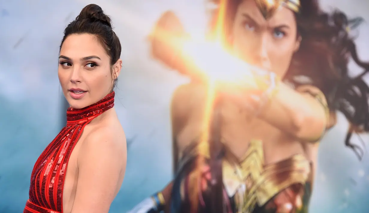 Aktris Gal Gadot berpose saat tiba menghadiri pemutaran peradana film "Wonder Woman" di Teater Pantages di Los Angeles, AS (25/5). Pemeran Wonder Woman ini tampil cantik mengenakan gaun berwarna merah. (Photo by Jordan Strauss/Invision/AP)