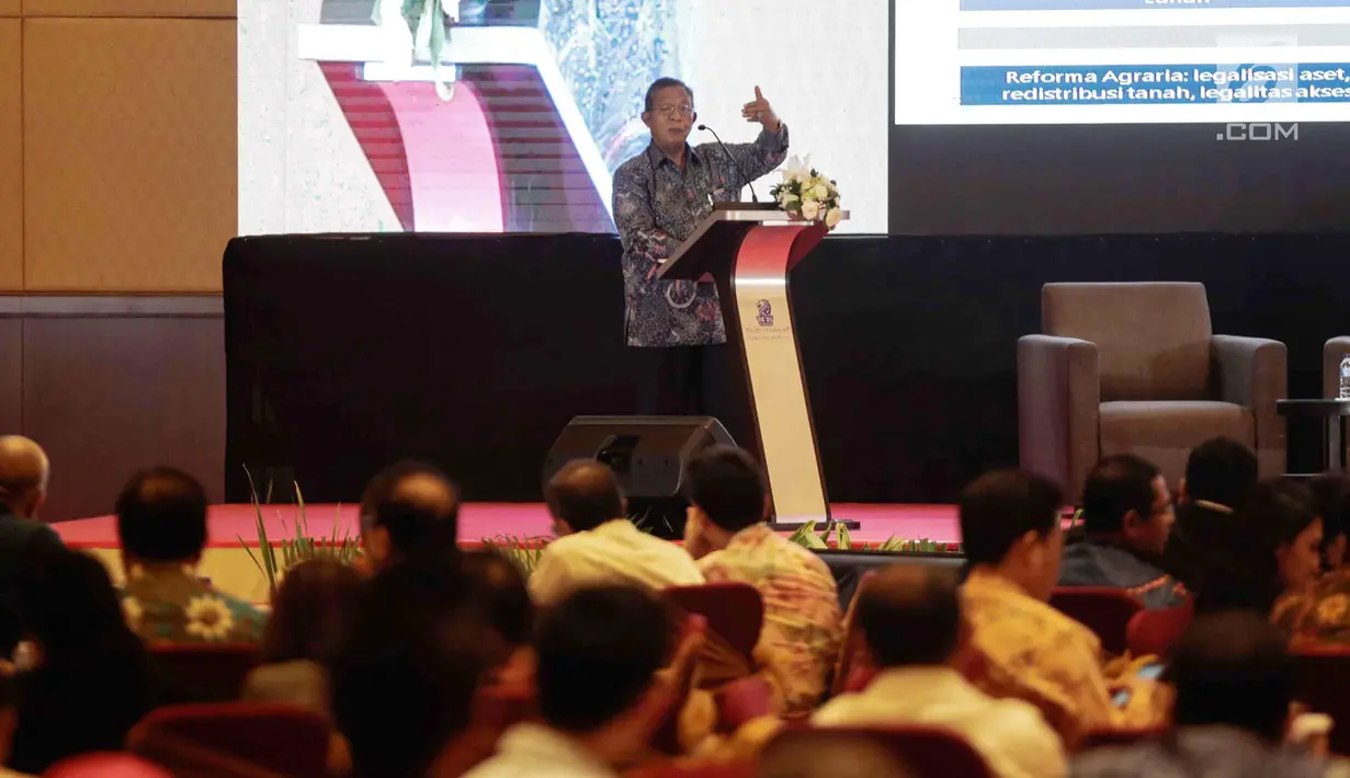 Menko Perekonomian Darmin Nasution saat memberikan paparan dalam pembukaan seminar Komite Ekonomi dan Industri Nasional (KEIN) di Jakarta, Rabu (17/1). Seminar tersebut bertemakan "Mengelolah potensi Ekonomi 2018". (Liputan6.com/Faizal Fanani)