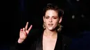 Aktris Kristen Stewart berpose saat sesi pemotretan sebelum koleksi busana Chanel Cruise 2018/2019 dipresentasikan di Paris, Prancis, Kamis (3/5). (AP Photo/Thibault Camus)