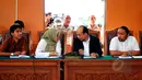 Novel Bawesdan bersama kuasa hukum KPK saat menjalani sidang praperadilan di PN Jakarta Selatan, Senin (25/5/2015). Sidang Novel ditunda hingga Jumat 29/5/ mendatang, karena tim kuasa hukum Polri tidak hadir. (Liputan6.com/Yoppy Renato)
