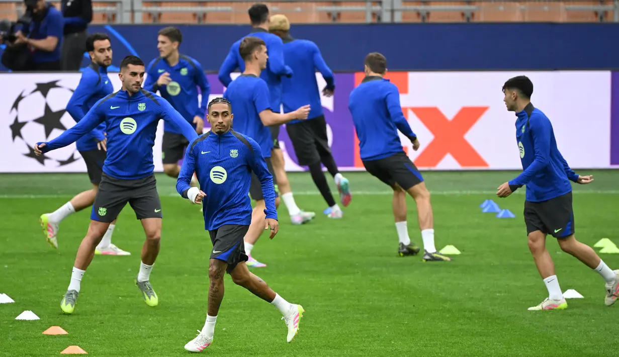 Para pemain Barcelona berlatih menjelang laga leg 2 semifinal Liga Champions 2024/2025 melawan Inter Milan di Giuseppe Meazza, Milan, Italia. (AFP/Piero Cruciatti)