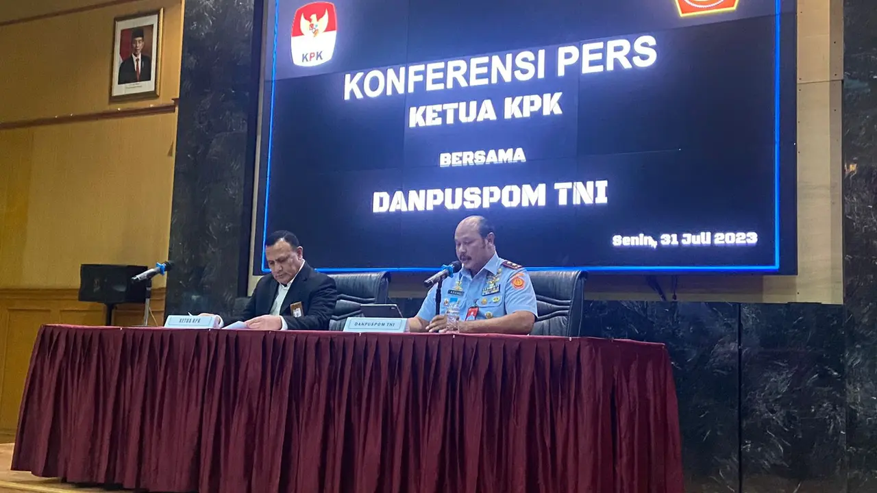 TNI dan KPK menggelar konferensi pers mengenai kasus korupsi di Basarnas.