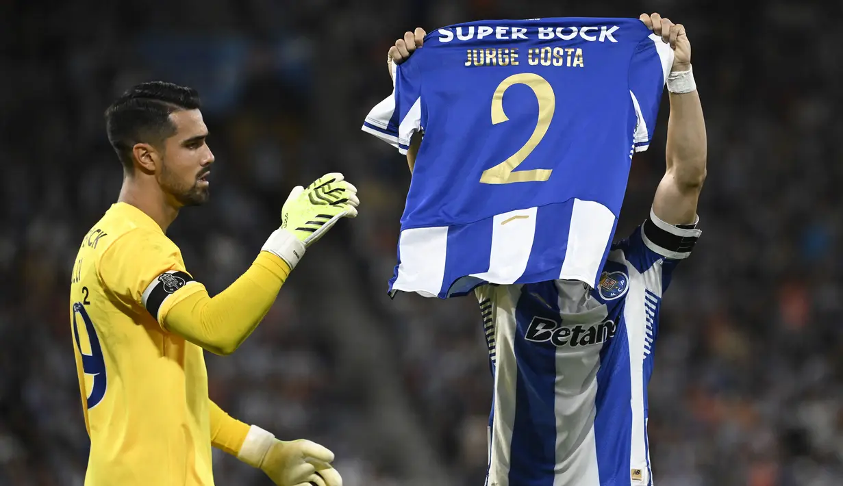Pemain FC Porto, Pepe memegang jersey mendiang Jorge Costa setelah mencetak gol pertama timnya ke gawang Vitoria Guimaraes SC dalam laga Liga Portugal 2025/2026 di Estadio Do Dragao, Porto, Portugal, Senin (11/08/2025) waktu setempat. (AFP/Miguel Riopa)
