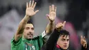 Pemain Juventus, Gianluigi Buffon dan Paulo Dybala, menyapa supporter usai menaklukan Sassuolo. Pada laga Serie A selanjutnya Si Nyonya Tua akan berhadapan dengan rival sekotanya, Torino. (Reuters/Giorgio Perottino)