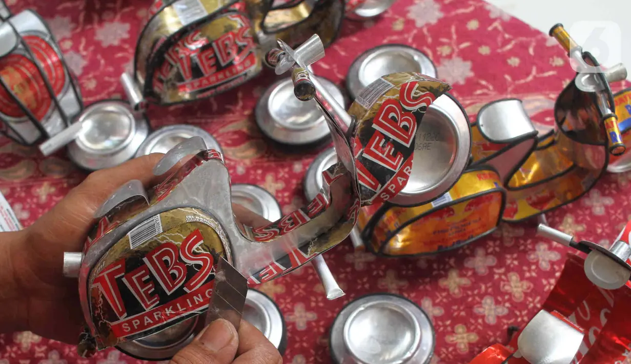 Perajin Ogifson Harianja, menyelesaikan miniatur vespa dari kaleng bekas, Jakarta, Jumat (7/1/2022). Pemerintah melalui Kemenko Perekonomian telah mengumumkan bahwa plafon penyaluran KUR 2022 ditingkatkan menjadi Rp373,17 triliun, dengan suku bunga tetap sebesar 6 persen. (Liputan6.com/Angga Yuniar)
