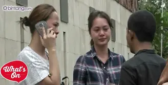 Keluarga korban pembunuhan Pulomas menangis histeris saat mereka tiba di tempat kejadian perkara. Dua dari enam korban tewas adalah supir dan teman pemilik rumah