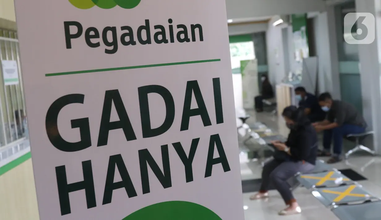 Nasabah menunggu giliran untuk bertransaksi di kantor pegadaian kawasan Jakarta, Rabu (4/8/2021). Pandemi Covid-19 yang masih berlangsung ternyata membuat jumlah nasabah yang menggadaikan barang mereka untuk berbagai kebutuhan sehari-hari meningkat pesat. (Liputan6.com/Angga Yuniar)