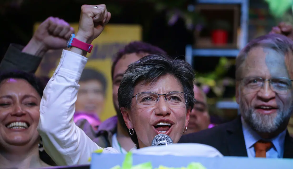 Kandidat Wali Kota Bogota, Claudia Lopez merayakan kemenangannya pada pemilihan umum (pemilu) daerah di Bogota, 27 Oktober 2019. Kandidat dari kalangan sayap tengah-kiri itu menjadi wali kota perempuan pertama di ibu kota Kolombia tersebut. (AP/Ivan Valencia)