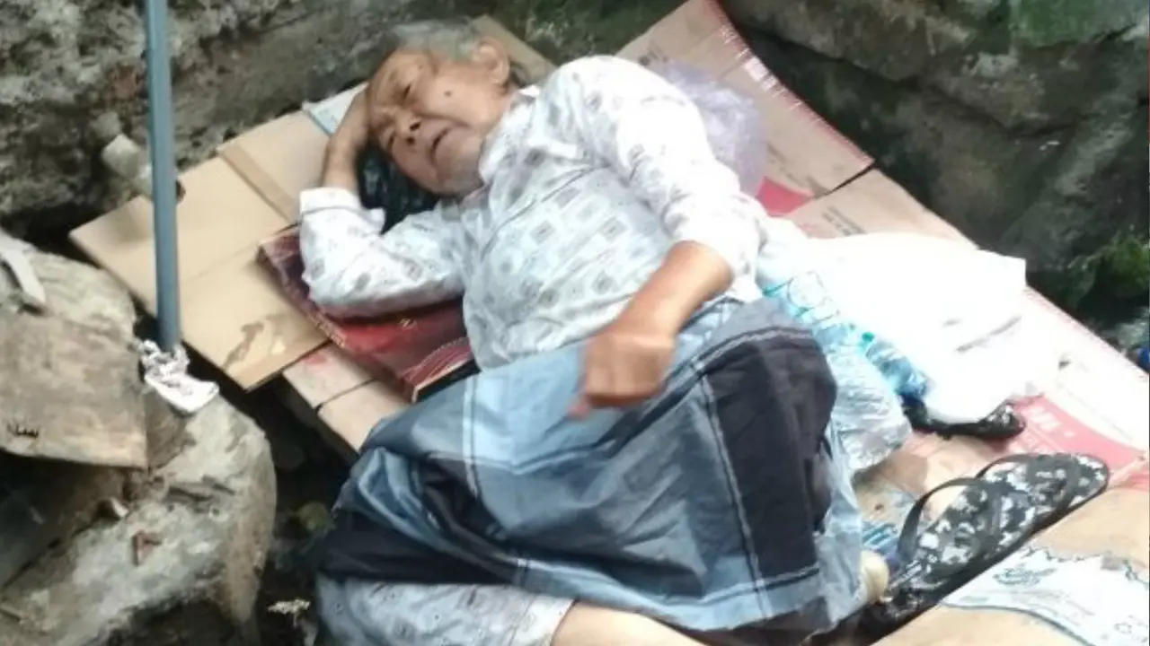 Tak Diakui Anaknya, Lansia Tidur di Atas Got Beralas Kardus