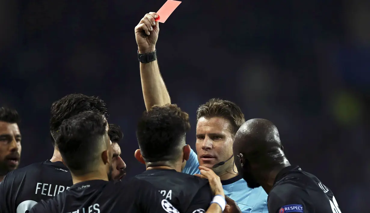 Sejak menit ke 27'  FC Porto bermain dengan sepuluh pemain setelah Alex Telles menerima akumulasi kartu kunning yang berakibat kartu merah oleh wasit pada babak 16 besar Liga Champions di Dragao stadium, Porto, (22/2/2017). (EPA/Estela Silva)