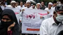 Massa yang tergabung dalam Aksi Solidaritas Islam Indonesia untuk Kashmir membentangkan spanduk di depan Kedubes India, Jakarta, Rabu (6/2). Aksi itu meminta pemerintah India untuk menarik pasukan militer dari wilayah Kashmir. (Liputan6.com/Faizal Fanani)