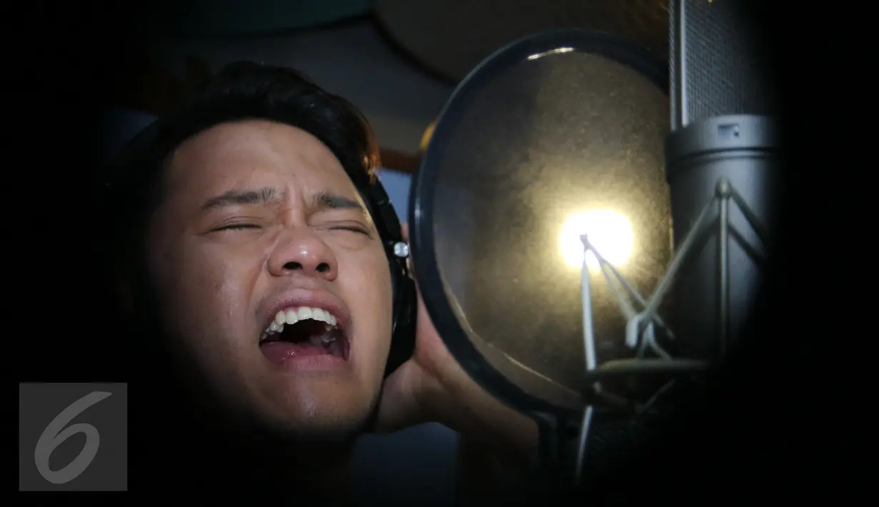 Juara D'Academy Asia, Danang saat melakukan rekaman singel terbarunya, Jakarta, Kamis (14/1/2016) Singel terbaru Danang adalah lagu pemberian dari musisi Malaysia Pak Ngah sebagai hadiah juara 1  D'Academy Asia. (Liputan6.com/Herman Zakharia)