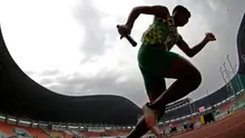 Pelari Jawa Timur melakukan start saat Kejurnas Atletik nomor lari estafet 4x400 meter putra senior di Stadion Pakansari, Bogor, Selasa (6/8). Kejurnas tahun ini juga dilakukan untuk kualifikasi jelang PON. (Bola.com/Peksi Cahyo)