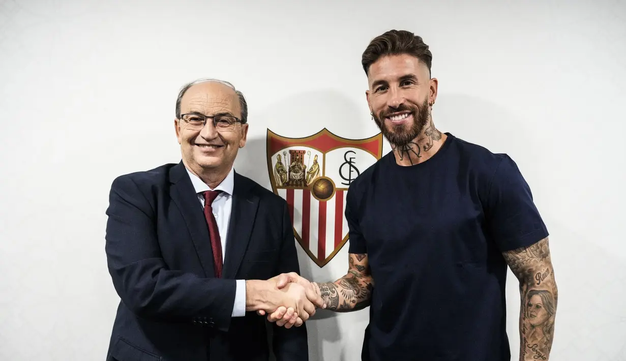 Presiden Klub Sevilla, Jose Castro Carmona berjabat tangan dengan Sergio Ramos setelah resmi menjadi pemain Sevilla pada Selasa (05/09/2023) WIB. (Twitter/@SevillaFC)