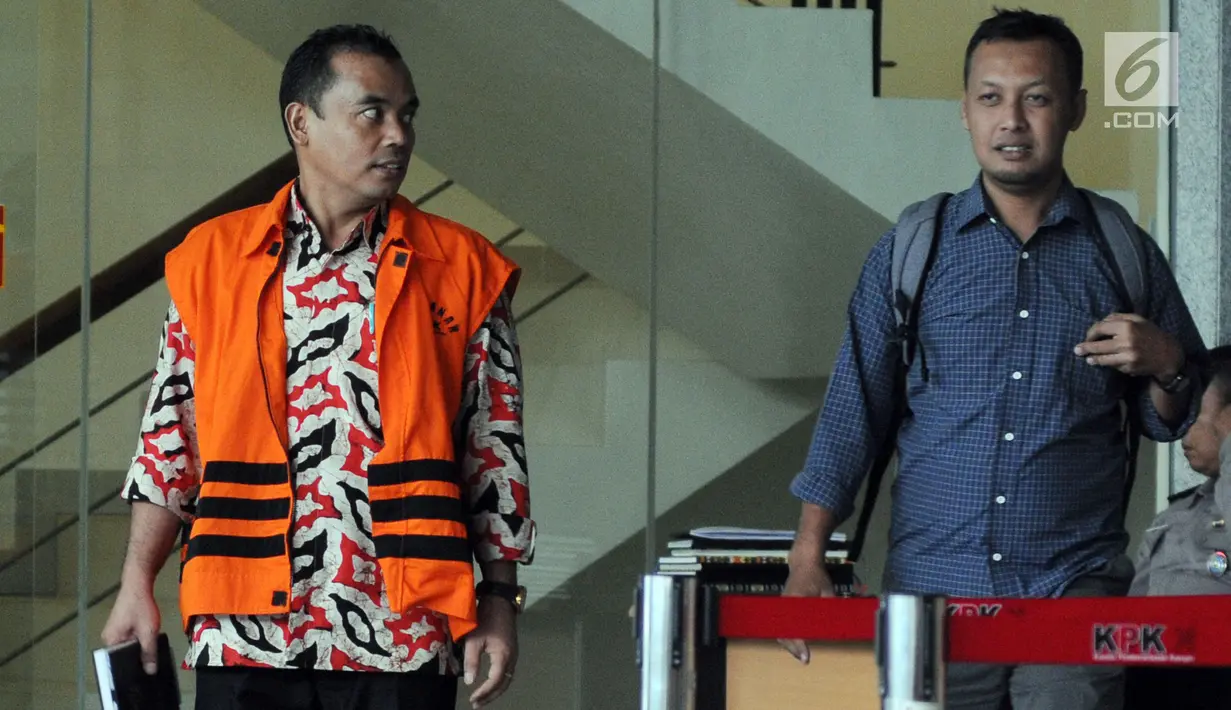 Bupati Purbalingga nonaktif Tasdi usai menandatangani berkas pelimpahan surat P21 di gedung KPK, Jakarta, Kamis (27/9). Tasdi segera menjalani persidangan dugaan menerima suap proyek infrastruktur di Kab Purbalingga, Jateng. (Merdeka.com/Dwi Narwoko)