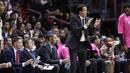 4. Ekspresi tenang ditunjukan pelatih Miami Heat, Erik Spoelstra kontra Houston Rockets dalam lanjutan NBA di American Airlines Arena, Jumat (21/12/2018). Miami Heat menang 101-99. (AP)