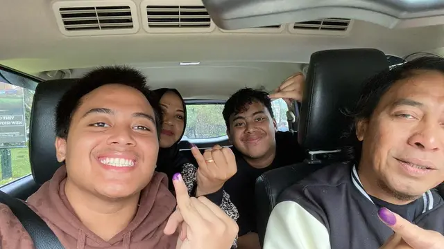 Potret Komeng bersama anak dan istri (Sumber: Instagram/@komeng.original)