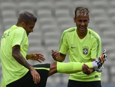 Skuat Selecao lebih banyak bercanda saat latihan jelang lawan Meksiko, Brasil, Senin (16/6/2014) (AFP Photo/VANDERLEI ALMEIDA)