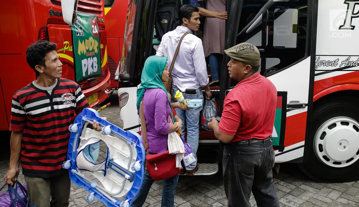 Sebanyak 20 bus disiapkan mengantar 1000 jamaah mudik dari wilayah DKI Jakarta dengan tujuan ke wilayah Jawa Tengah, Yogyakarta, dan Jawa Timur melalui program Mudik Bareng PKB tahun 2017, Jakarta, Kamis (22/6). (Liputan6.com/Faizal Fanani)