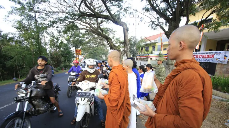 Umat Buddha di Kota Batu Rayakan Waisak dengan Berbagi Takjil