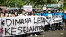 Sejumlah mahasiswa dari berbagai universitas membentangkan spanduk bertuliskan tuntutan saat menggelar aksi di depan Gedung DPR, Jakarta, Selasa (6/9/2022). Dalam aksi tersebut mahasiswa menolak keputusan pemerintah menaikkan harga bahan bakar minyak (BBM) bersubsidi dan meminta pemerintah untuk meninjau ulang keputusan tersebut. (Liputan6.com/Faizal Fanani)