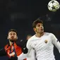 Pemain Roma, Federico Fazio (kanan) berduel dengan pemain Shakhtar, Facundo Ferreyra pada laga 16 besar Liga Champions di Metalist Stadium, Kharkiv, Ukraina, (21/2/2018). Shaktar menang 2-1.  (AP/Efrem Lukatsky)