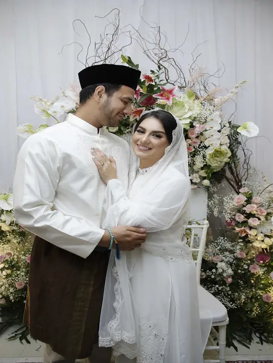 Pengajian jelang pernikahan Ammar Zoni dan Irish Bella menggunakan konsep serba putih dengan dekorasi bunga yang cantik. Pada acara pengajian berlangsung Ammar dan Irish tak mampu membendung perasaan haru saat meminta restu orang tua. (Kapanlagi.com/Bayu Herdianto)