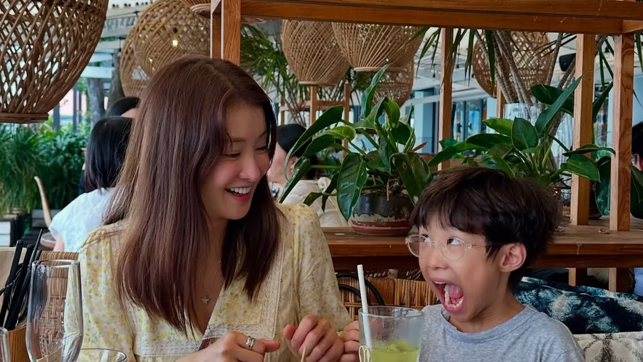 Lee Si Young kerap berbagi momen bersama buah hatinya di media sosial pribadi. (Dok Instagram @leesiyoung38)