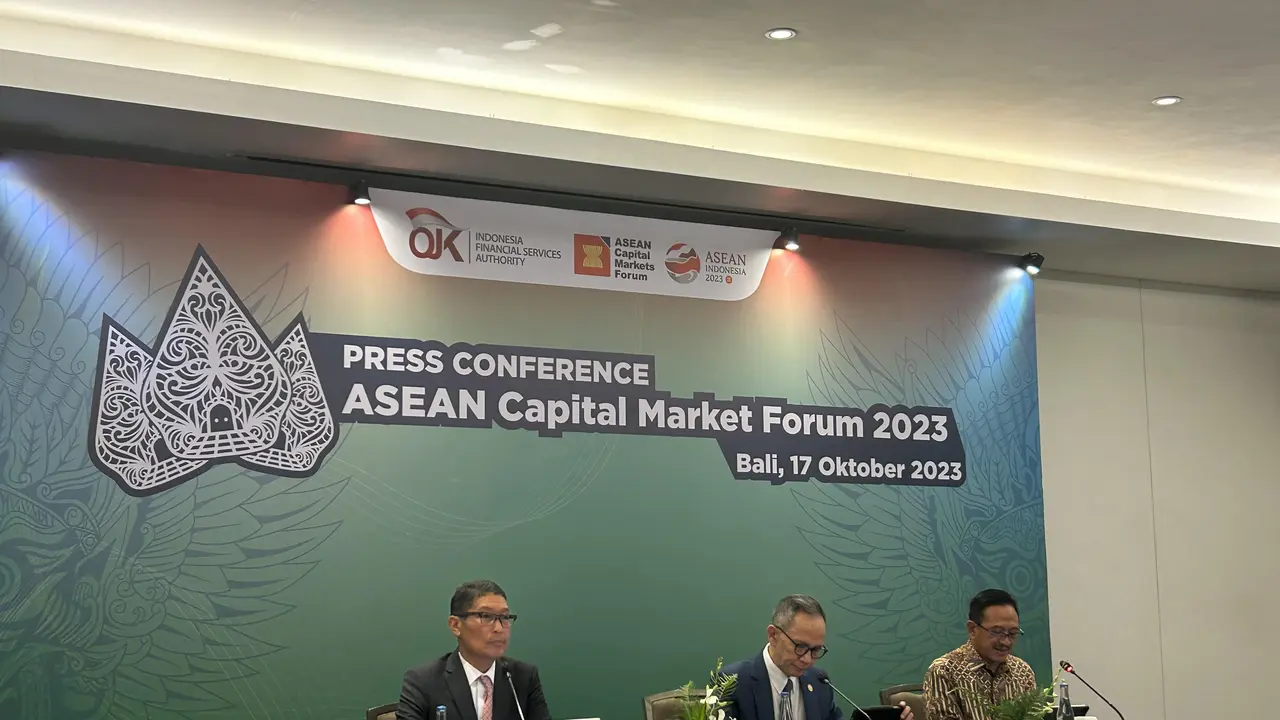 Ketua Dewan Komisioner OJK Mahendra Siregar dalam konferensi pers ASEAN Capital Market Forum 2023, Selasa (17/10/2023).