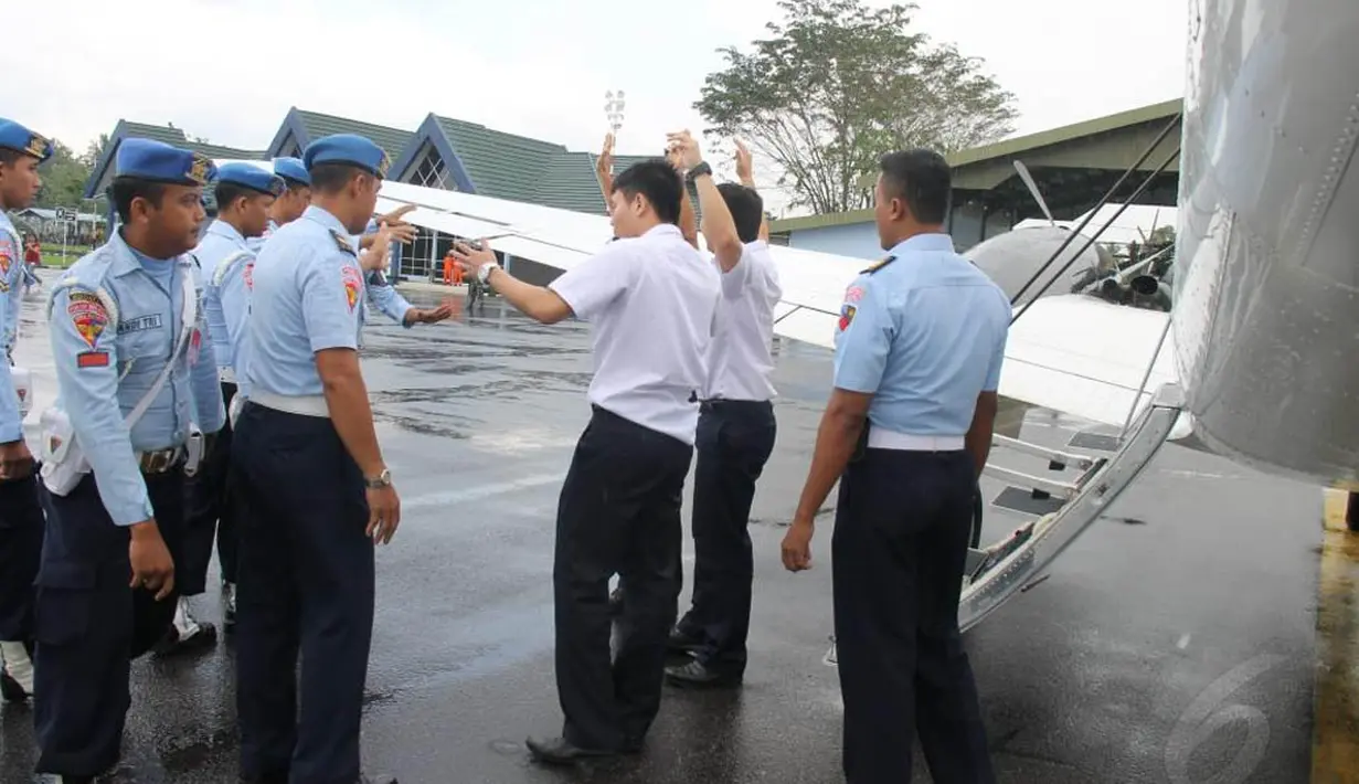 Pesawat dikapteni instruktur penerbang warga Singapura Tan Chin Kian. Dua lainnya Xiang Bohong dan Zheng Chen, siswa pesawat latih warga negara China. Pesawat dipaksa mendarat di Pontianak, Kalimantan Barat, Selasa (28/10/2014). (Liputan6.com/Raden AMP)