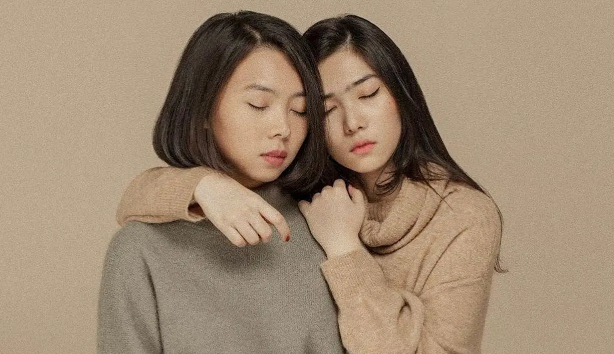 Kakak beradik yang lahir di Bandung ini bahkan sempat membuat project bersama. Rara dan Isyana berkolaborasi untuk lagu berjudul 'Luruh'. Lagu ini pun banyak diterima masyarakat terutama penikmat lagu Indie. (Liputan6.com/IG/@isyanasarasvati)