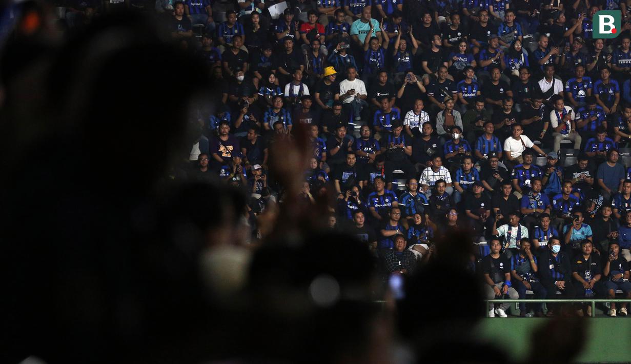 Ribuan anggota komunitas dari Inter Club Indonesia (ICI) hadir untuk mendukung tim kesayangan mereka berlaga di final Liga Champions 2022/2023 dalam acara nonton bareng yang berlangsung di Tennis Indoor Senayan, Jakarta, Minggu (11/6/2023) dini hari WIB. (Bola.com/Bagaskara Lazuardi)