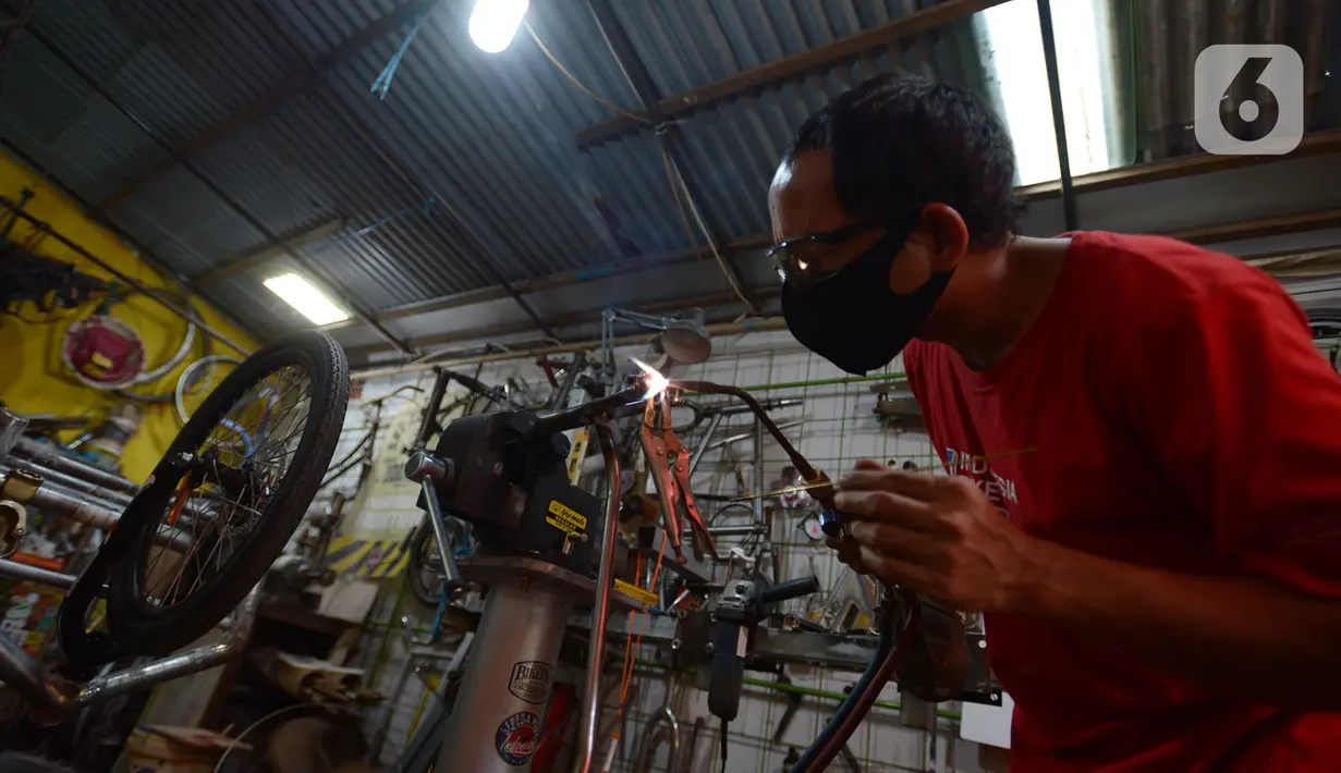 Pemilik workshop Alam Project, Alam menyelesaikan pembuatan sepeda multiguna atau kargo di bengkelnya kawasan Tangerang Selatan, Sabtu (10/7/2020). Pada masa Pandemi Covid-19, pesanan sepeda kargo meningkat seiring tingginya trend sepeda tersebut di kalangan 'goweser'. (merdeka.com/Imam Buhori)