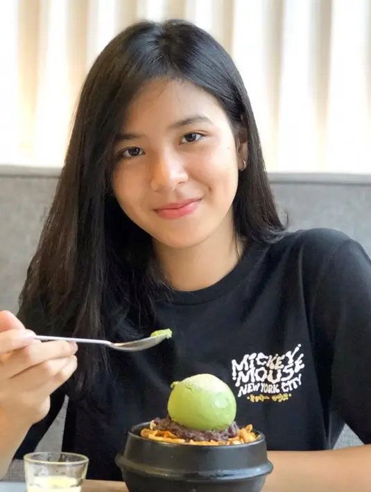 Anak dari artis Akhmad Fadli memang mengakui bahwa jajanan favoritnya ketika hangout adalah es krim. Seperti saat Zee terlihat antusias saat hendak memakan es krim rasa alpokat. Kesukaan Zee terhadap es krim ini sering ia tampilkan melalui postingan maupun Instagram Story. (Liputan6.com/IG/@jkt48.zee)