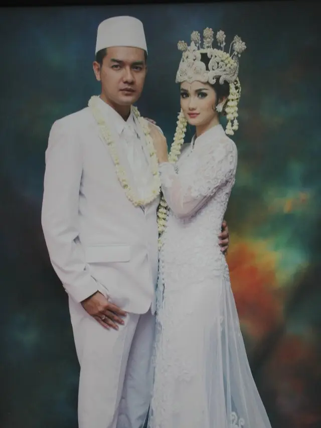 Faby Marcelia dan suaminya, Revand Narya yang menikah pada 2013. (Dok. Kapanlagi)
