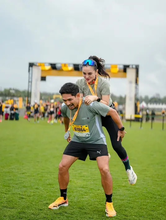 Keikutsertaan Ririn Ekawati dalam marathon bersama Ibnu Jamil ini menjadi bukti bahwa cinta dan kebersamaan bisa memberikan kekuatan luar biasa, bahkan di medan yang penuh tantangan sekalipun. Momen seru ini tentu akan menjadi kenangan manis yang tak terlupakan bagi keduanya. (Liputan6.com/IG/@ririnekawati)