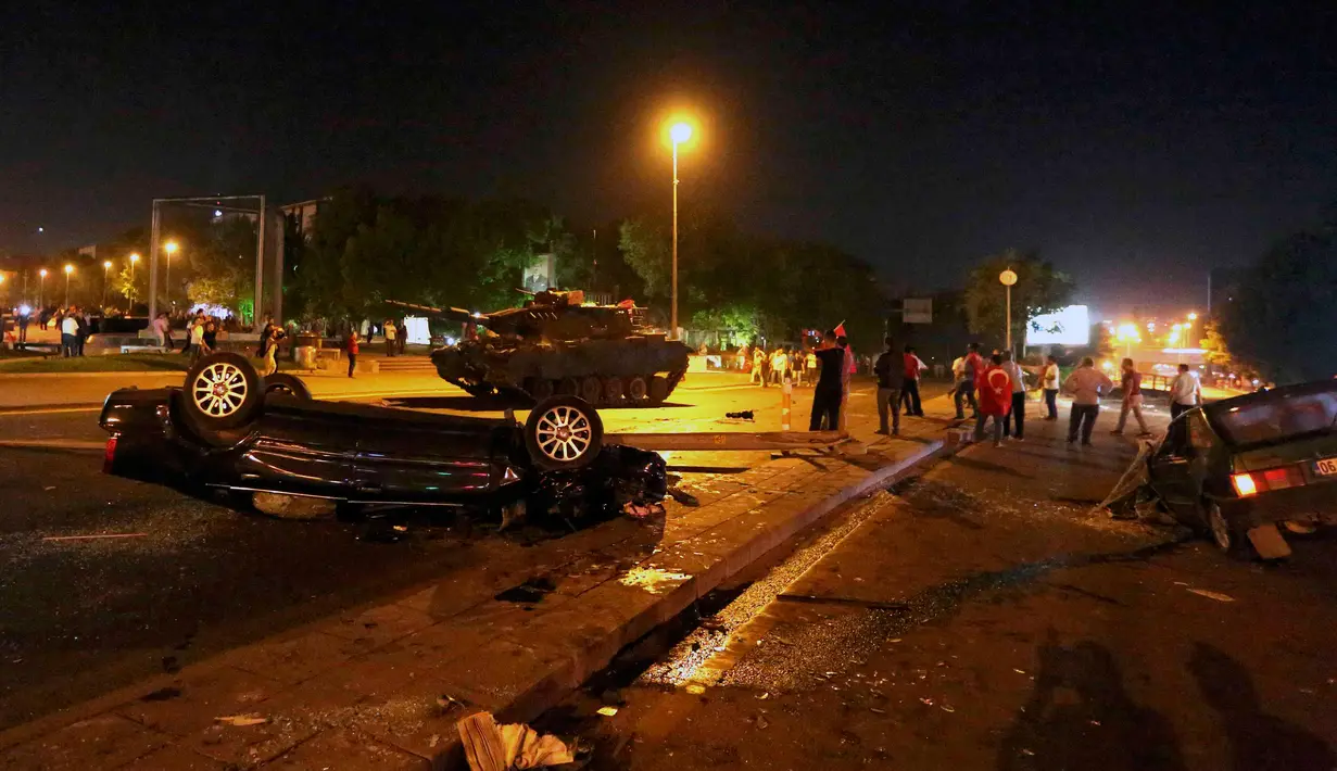 Sejumlah mobil hancur saat aksi menolak kudeta militer di Ankara , Turki , (16/7). Militer Turki melakukan kudeta dan memblokade Jembatan Bosphorus yang menghubungkan Asia dan Eropa. (REUTERS/Stringer )