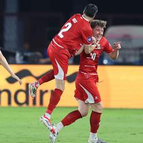 Pada menit ke-53, Ole Romeny menambah keunggulan menjadi 3-0. Tampak dalam foto, pemain Timnas Indonesia, Ole Romeny (kanan) merayakan golnya bersama Kevin Diks dan Jay Idzes saat melawan Saint Kitts and Nevis pada ajang FIFA Series 2026 di Stadion Utama Gelora Bung Karno (SUGBK), Jumat (27/3/2026) malam WIB. (Bola.com/M. Iqbal Ichsan)