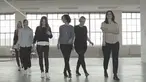 Dalam video in enam orang anak ditutup matanya dan mencoba mencari ibu mereka hanya lewat sentuhan.Para ibu mulai berbaris dan setiap anak akan menyentuh tangan bahkan sampai wajah setiap ibu